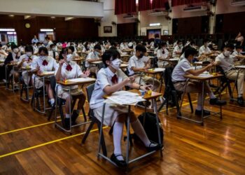 GOLONGAN pelajar di China tidak lagi berdepan dengan bebanan kerja sekolah yang banyak. - AFP