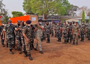 PASUKAN keselamatan India membawa keranda anggota yang terkorban dalam pertempuran dengan kumpulan Maoist di negeri Chhattisgarh. - AFP