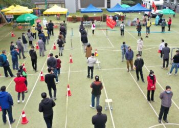 PENDUDUK menunggu untuk menjalani saringan asid nukleik bagi mengesan jangkitan Covid-19 di sebuah sekolah di Lanzhou, wilayah Gansu. - AFP