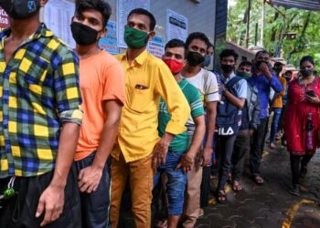 ORANG ramai beratur untuk mendapatkan suntikan vaksin Covid-19, Covaxin di Mumbai, India. - AFP