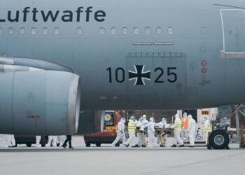 PASUKAN perubatan memindahkan pesakit Covid-19 ke dalam pesawat tentera di Otopeni, Romania untuk menerima rawatan di Jerman. - AFP