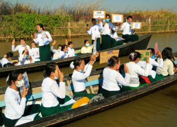 GURU sekolah membuat isyarat tiga jari semasa protes di tasik Inle, Shan. - AFP