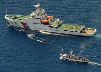 GAMBAR diambil pada Mac 2014 menunjukkan kapal pengawal pantai China dan bot bekalan Filipina terhenti ketika bot tersebut cuba menuju ke Beting Second Thomas di Laut China Selatan. - AFP