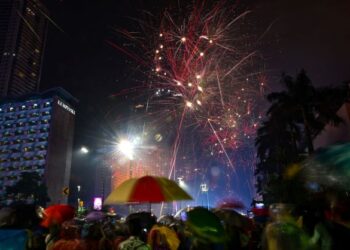 PERTUNJUKAN bunga api semasa sambutan tahun baharu di Jakarta pada 1 Januari 2020. - AFP