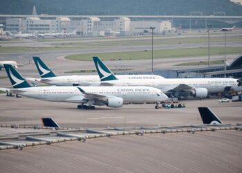 TIGA juruterbang Cathay Pacific didakwa dijangkiti Covid-19 kerana tidak mematuhi peraturan yang ditetapkan. - AFP