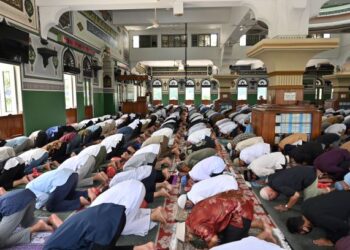 PENDUDUK Indonesia berpendapat rumah ibadat termasuk masjid boleh beroperasi seperti biasa biarpun pandemik Covid-19 belum reda. - AFP