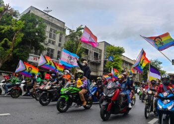 KEPUTUSAN Mahkamah Perlembagaan itu memberi tamparan hebat kepada golongan LGBT di Thailand. - AFP