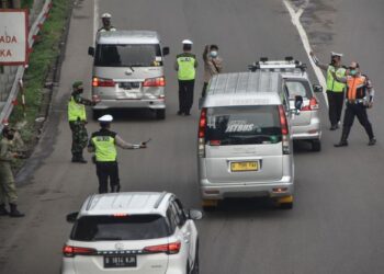SEORANG anggota jabatan pengangkutan berang selepas gagal menyaman pemandu trak yang mempunyai dokumen perjalanan lengkap. - AFP