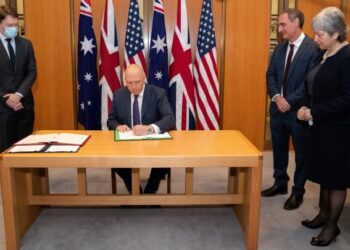 MENTERI Pertahanan Australia, Peter Dutton menandatangani perjanjian maklumat pendorong nuklear tentera laut dengan Charge d’Affaires AS, Michael Goldman (dua dari kanan) dan Pesuruhjaya Tinggi Britain, Victoria Treadell (kanan) di bangunan Parlimen di Canberra. - AFP