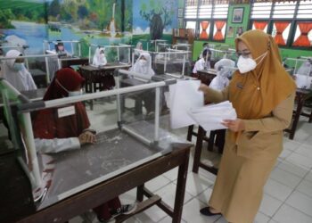 KEBANYAKAN kes rasuah dalam sektor pendidikan melibatkan dana Bantuan Operasi Sekolah (BOS). - AFP