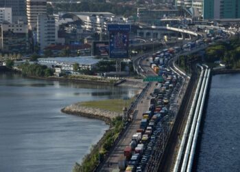 SEMUA pengembara VTL darat yang ingin masuk ke Singapura dari Malaysia diwajibkan jalani ujian ART. - AFP