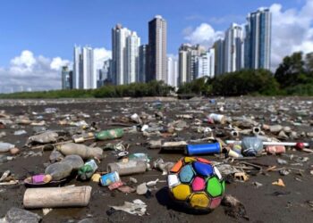 SAMPAH termasuk sisa plastik di pantai Costa del Este di bandar Panama. - AFP