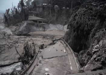KEADAAN jalan yang terputus akibat letusan Semeru di kampung Sumber Wuluh, Lumajang, Indonesia. - AFP