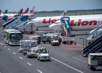 PESAWAT Lion Air merupakan antara penerbangan yang tidak dapat mendarat di Bali susulan cuaca ekstrem. - AFP