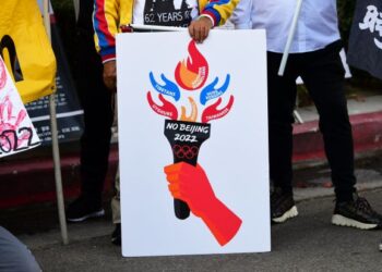 PESERTA membawa sepanduk menggesa Sukan Olimpik Musim Sejuk Beijing diboikot dalam demonstrasi di Los Angeles, Amerika Syarikat pada 3 November lalu. - AFP