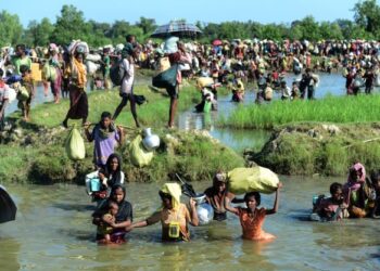 GAMBAR fail menunjukkan pelarian Rohingya menyeberangi sungai Naf dari Myanmar untuk ke Bangladesh pada 2017. - AFP