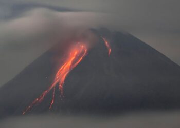 LAHAR panas mengalir di lereng Gunung Merapi di Sleman, Indonesia. - AFP