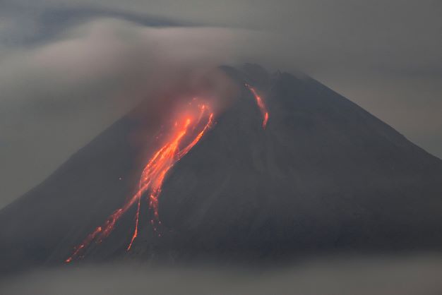 Le mont Merapi entrera-t-il également en éruption ?