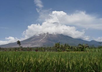 SEMERU meletus tiga kali hari ini dan menghamburkan debu panas ke udara setinggi satu kilometer. - AFP