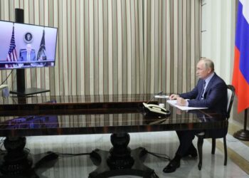 PRESIDEN Vladimir Putin mengadakan perbincangan dengan Presiden Amerika Syarikat (AS), Joe Biden menerusi panggilan video di resort Black Sea di Sochi, Rusia. - AFP