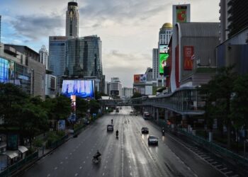 KEADAAN jalan raya yang lengang semasa perintah berkurung di Ratchaprasong, Bangkok pada Julai lalu. - AFP