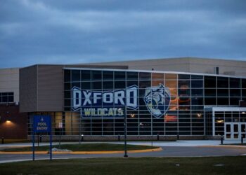 KAWASAN di luar perkarangan Sekolah Tinggi Oxford di Michigan. - AFP