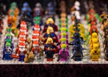 MODEL figura mini watak adiwira menjadi barangan dicari oleh pengumpul permainan Lego. - AFP