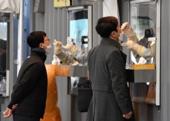 PETUGAS kesihatan melakukan ujian Covid-19 terhadap orang awam di Seoul, Korea Selatan. - AFP