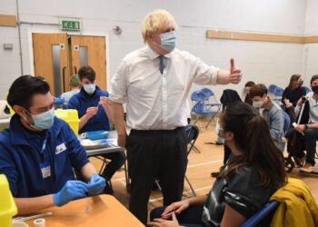 PERDANA Menteri Britain, Boris Johnson melawat pusat pemberian vaksin Covid-19 di London. - AFP