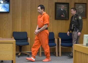 BEKAS doktor pasukan gimnastik Amerika Syarikat, Larry Nassar kini menjalani hukuman penjara seumur hidup. - AFP