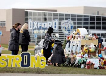 ORANG ramai berkumpul di depan memorial bagi mengenang mangsa yang terkorban dalam insiden tembakan di Sekolah Tinggi Oxford di Michigan, baru-baru ini. - AFP