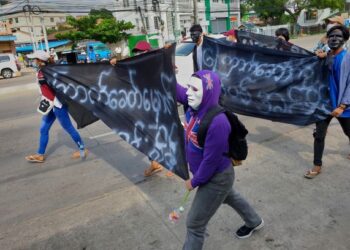 PENUNJUK perasaan memegang kain rentang menolak junta tentera dalam demonstrasi di pekan Insein di Yangon, Myanmar. - AFP
