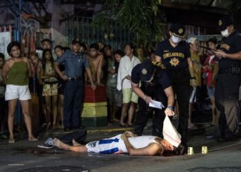 ANGGOTA polis memeriksa mayat suspek penagih dadah yang ditembak mati oleh pasukan keselamatan di Manila, Filipina pada 3 Oktober 2017. - AFP