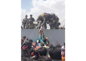 GAMBAR Sohail Ahmadi diserahkan bapanya kepada anggota tentera di pintu lapangan terbang di Kabul, Afghanistan pada 19 Ogos lalu menjadi tular dan mendapat perhatian pelbagai pihak. - AFP