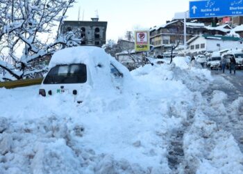 KENDERAAN terkandas dalam ribut salji di Murree, Pakistan. - AFP