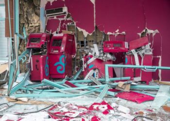 KEADAAN sebuah bank yang musnah di pusat bandar Almathy selepas ketegangan meletus berikutan bantahan terhadap kenaikan harga bahan api. - AFP