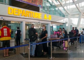 PENDUDUK Indonesia dinasihatkan supaya menangguhkan perjalanan ke luar negara bagi mengelak penularan varian Omicron. - AFP