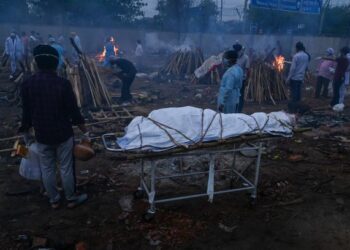 KELUARGA pesakit Covid-19 yang meninggal dunia menunggu untuk melakukan upacara pembakaran mayat di New Delhi, India. - AFP