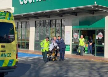 PASUKAN paramedik membawa mangsa yang cedera akibat ditikam dalam satu kejadian di Dunedin, New Zealand. - AGENSI