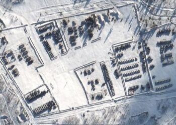 IMEJ satelit dikeluarkan oleh Maxar Technologies menunjukkan pandangan jarak dekat artileri kereta kebal dan khemah di kawasan latihan Pogonov di Voronez, Rusia. - AFP
