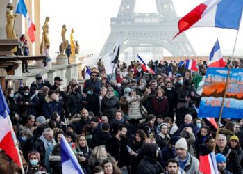 PENDUDUk Perancis mengadakan protes membantah pelaksanaan pas kesihatan dan mewajibkan vaksin Covid-19 di Paris pada 15 Januari lalu. - AFP
