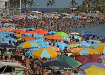 ORANG ramai memenuhi pantai Ipanema di Rio de Janeiro, Brazil ketika penularan Omicron terus meningkat. - AFP