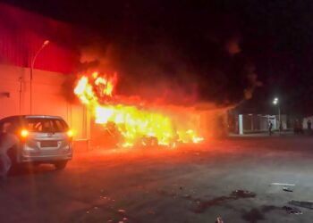 KEADAAN kelab malam yang menjadi lokasi pertempuran dua kumpulan di Sorong, Papua Barat. - AFP