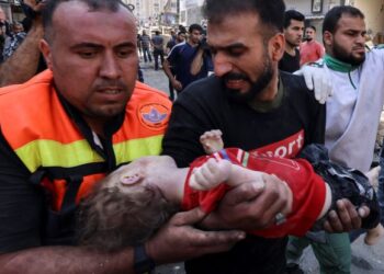 PENDUDUK Palestin membawa mayat kanak-kanak yang ditemukan di bawah runtuhan bangunan yang musnah akibat serangan udara Israel di Gaza. - AFP