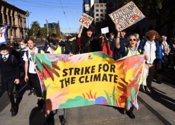 SEKUMPULAN pelajar menyertai protes 'School Strike 4 Climate' di Melbourne, Australia. - AFP