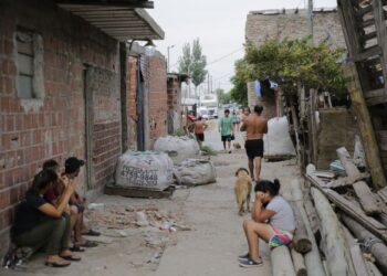 PENDUDUK tempatan duduk di luar rumah mereka di Puerta 8 di Buenos Aires, Argentina. - AFP