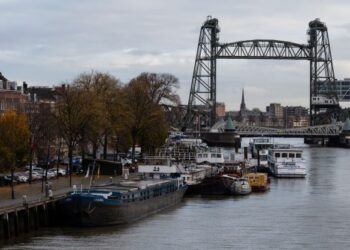 JAMBATAN Koningshavenbrug di Rotterdam akan dileraikan bagi membolehkan kapal layar baharu milik Jeff Bezos melalui kawasan tersebut. - AFP