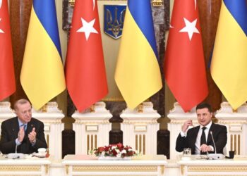 RECEP Tayyip Erdogan (kiri) dan dan Volodymyr Zelensky mengeluarkan kenyataan rasmi selepas mengadakan perbincangan di Kyiv. - AFP
