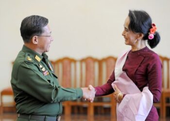 AUNG San Suu Kyi bertemu dengan ketua junta, Min Aung Hlaing di Naypyidaw, Myanmar pada 2 Disember 2015. - AFP