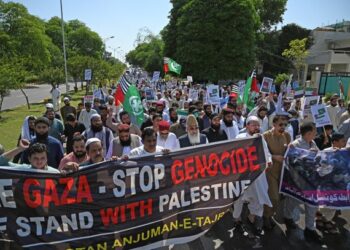 PENDUDUK mengadakan demonstrasi menyokong Palestin di Islamabad, Pakistan. - AFP